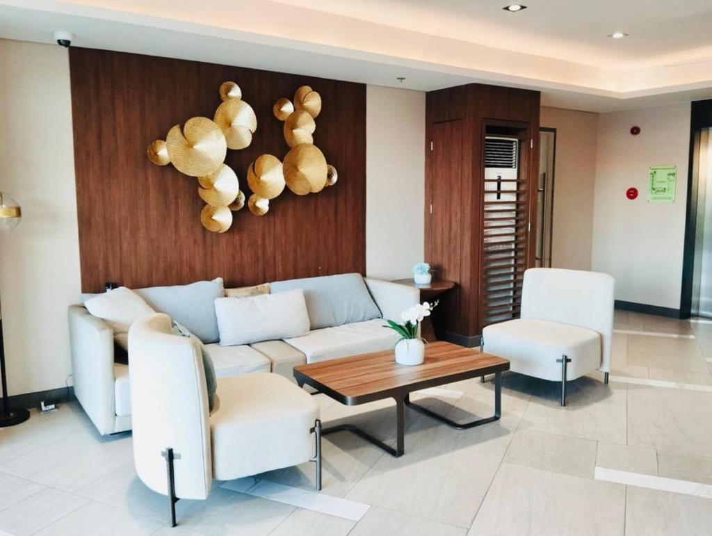 Rj Elite Escape 2Br Condo W Balcony Near Sm Iloilo Экстерьер фото