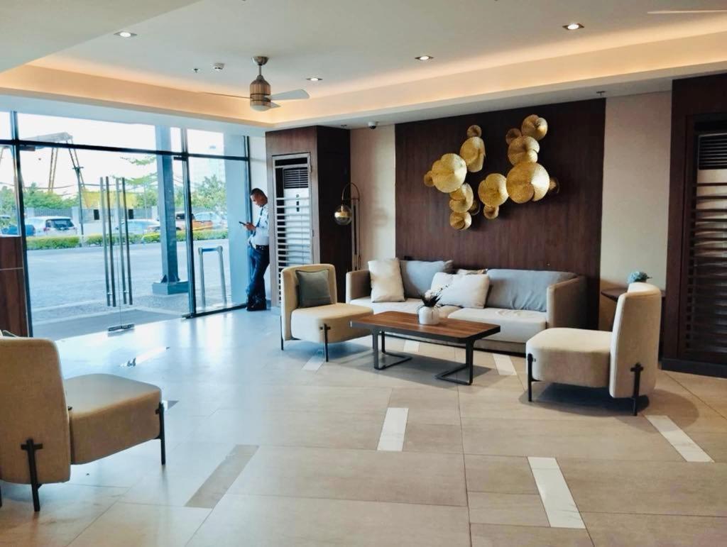 Rj Elite Escape 2Br Condo W Balcony Near Sm Iloilo Экстерьер фото
