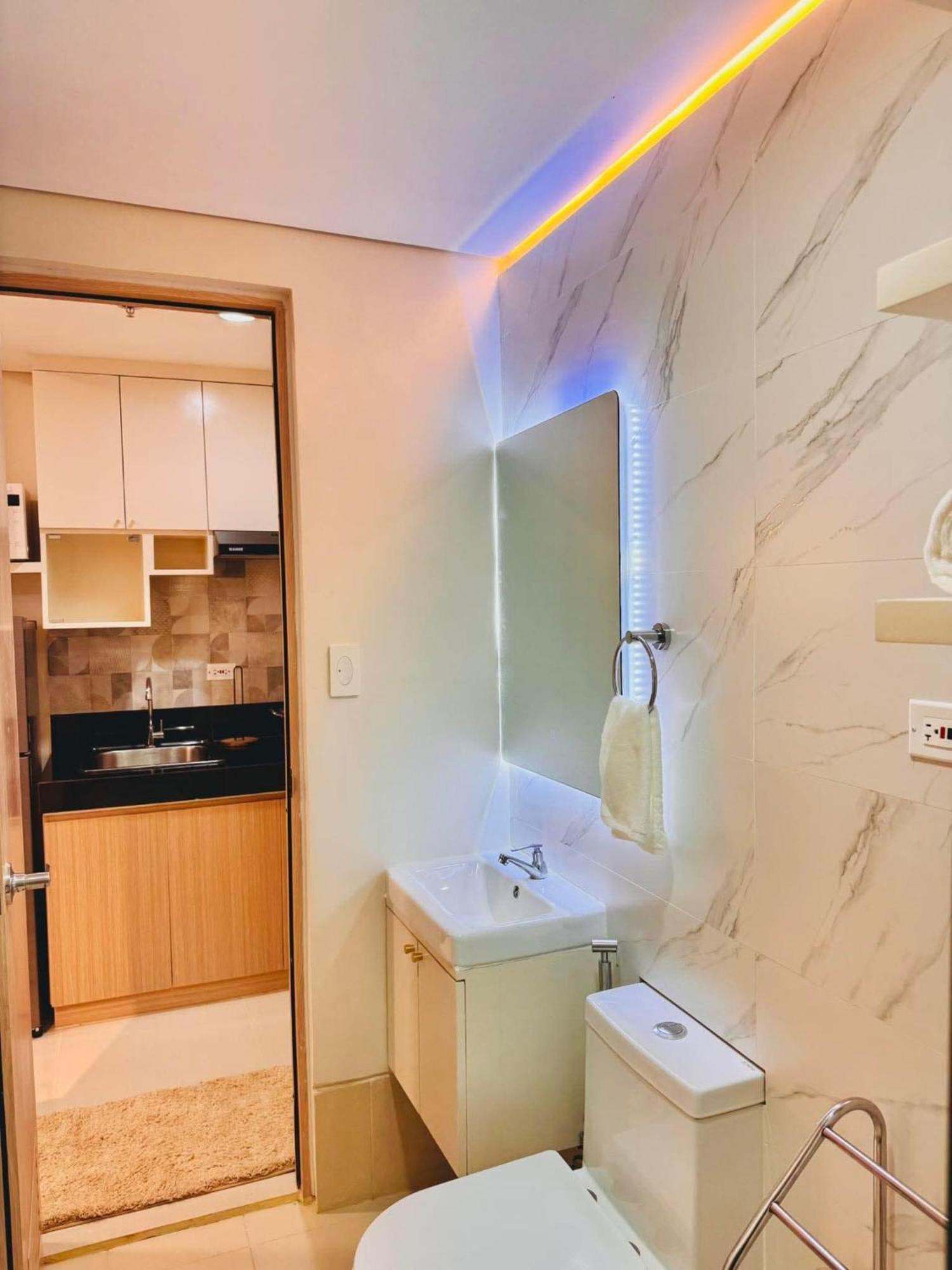 Rj Elite Escape 2Br Condo W Balcony Near Sm Iloilo Экстерьер фото